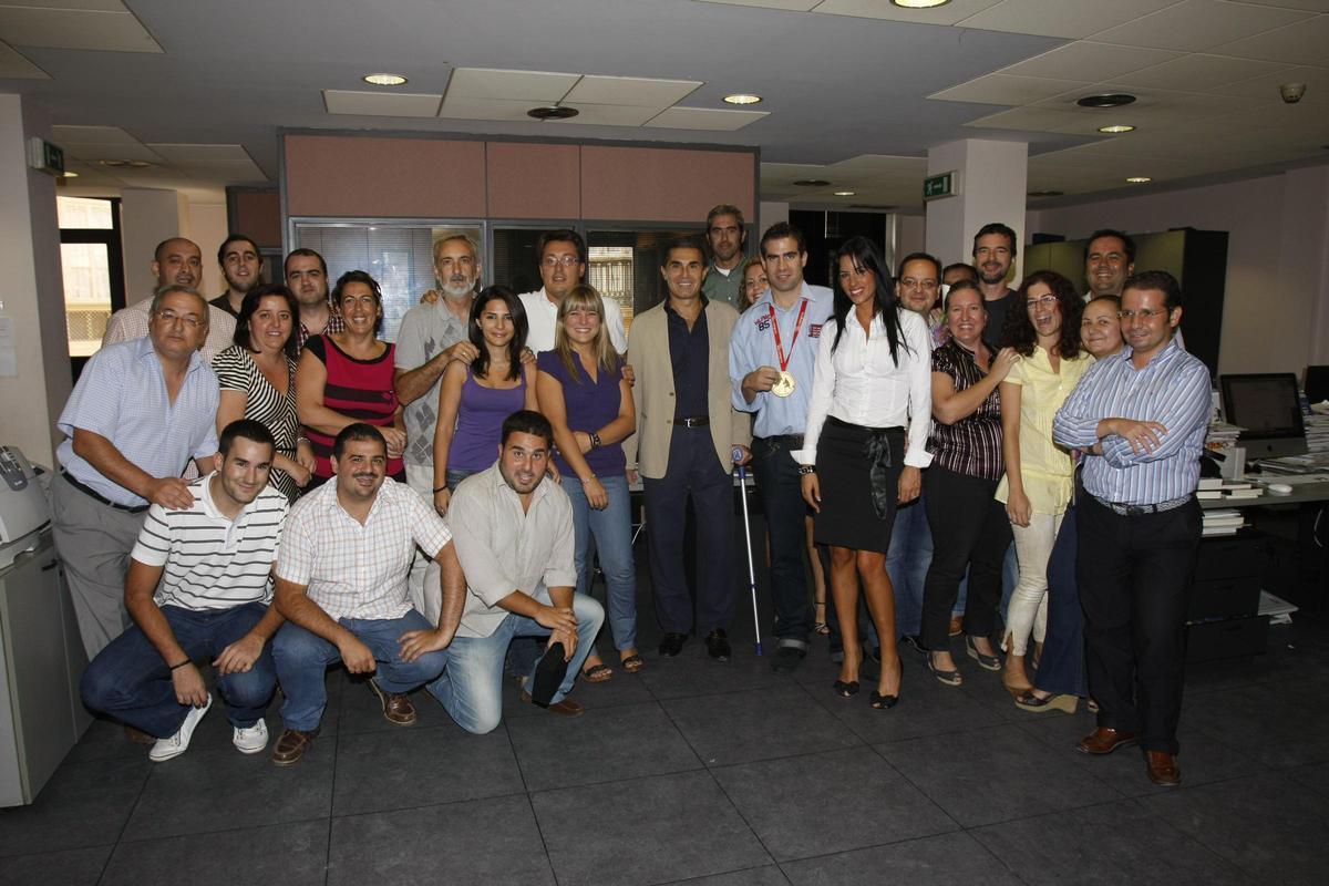 Sergio Scariolo y Carlos Cabezas, de visita a la redacción de La Opinión de Málaga tras conquistar el oro en el Eurobasket de 2009.