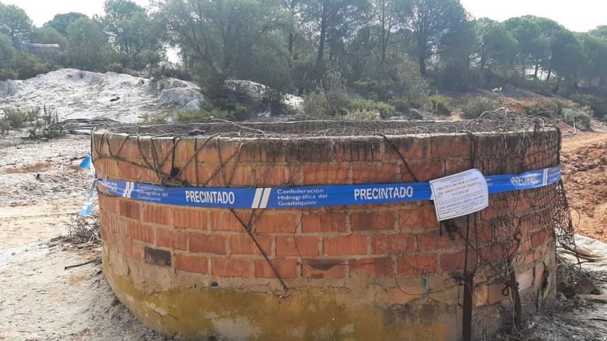Uno de los pozos ilegales clausurados en Doñana por la CHG.