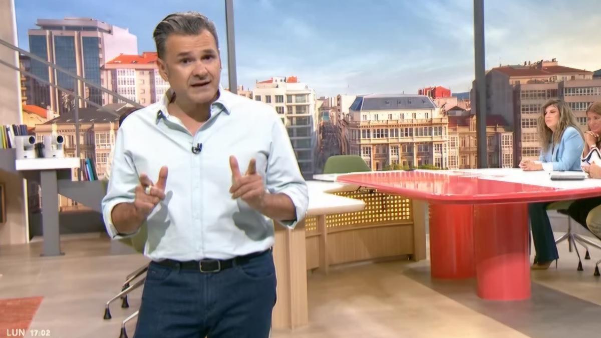 Iñaki López presume de plató en el arranque de ‘Más vale tarde’ desfilando por su loft con pullas a sus colaboradores y a Ayuso: «Menudo ático»