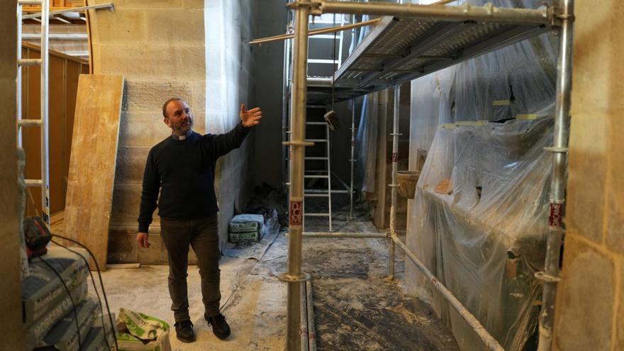 El párroco de O Corpiño, José Criado, muestra cómo avanzan las obras en el santuario.