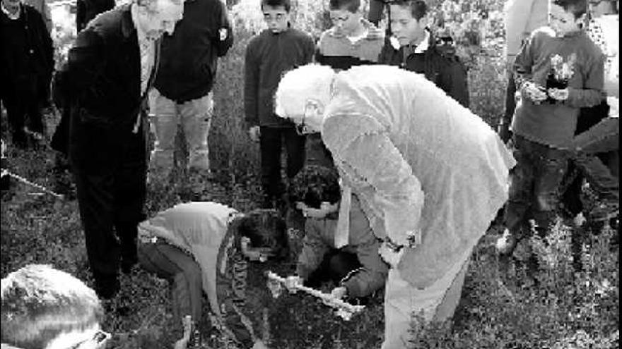 El conseller José Ramón García Antón, con los niños en la celebración del Día del Árbol ayer en Banyeres