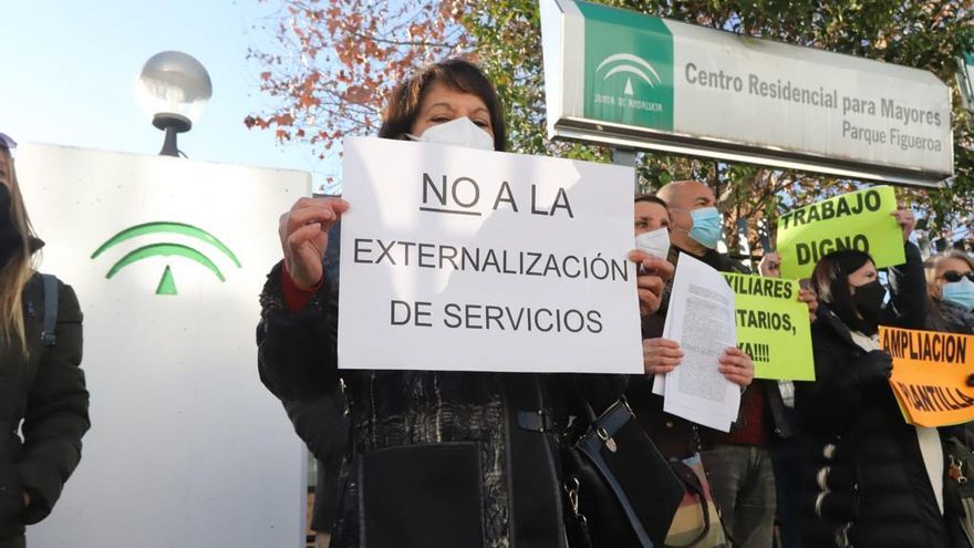 Protesta contra la externalización de servicios en la residencia del Parque Figueroa.