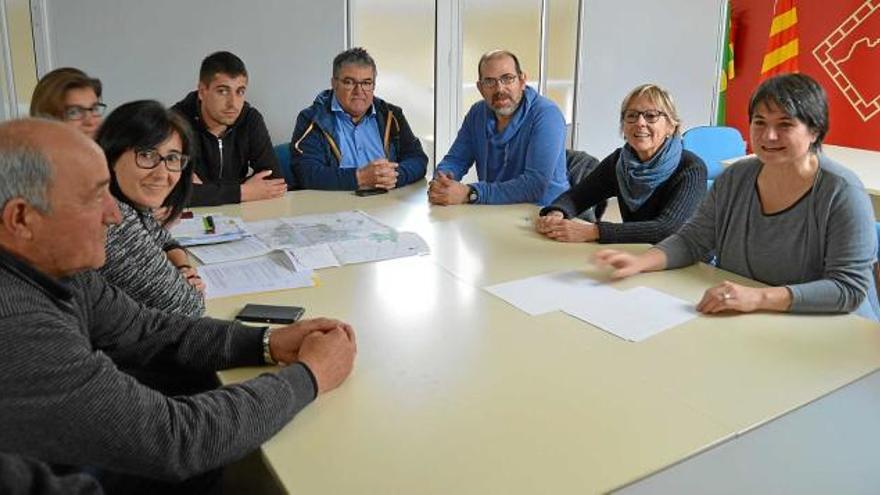 Montserrat Barniol (a la dreta) conversa amb els representants de l&#039;entitat forestal, ahir