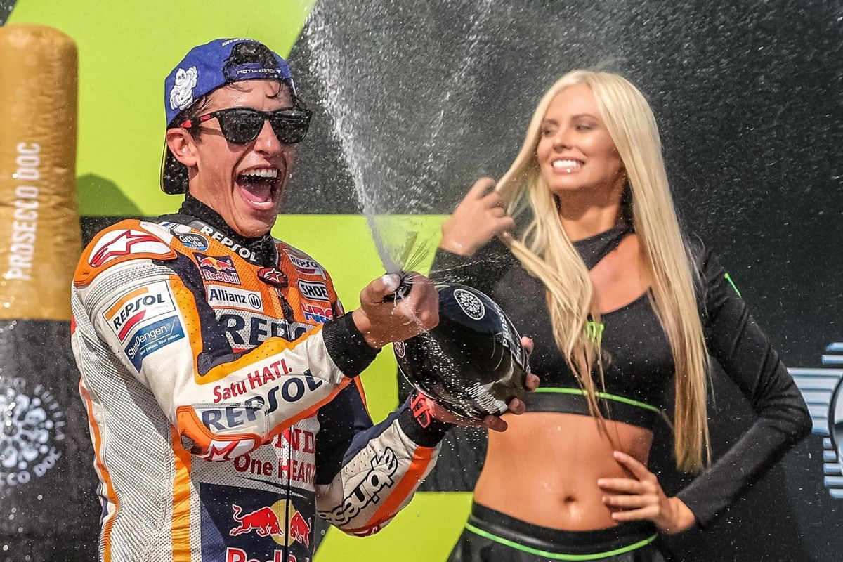 Marc Márquez celebra en el podio su victoria en el Gran Premio de la República Checa en 2019.