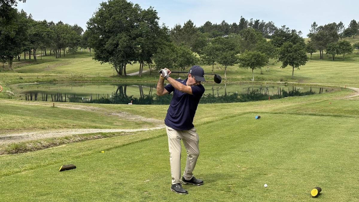 Golfista a punto de golpear una bola en el Real Aeroclub de Santiago.