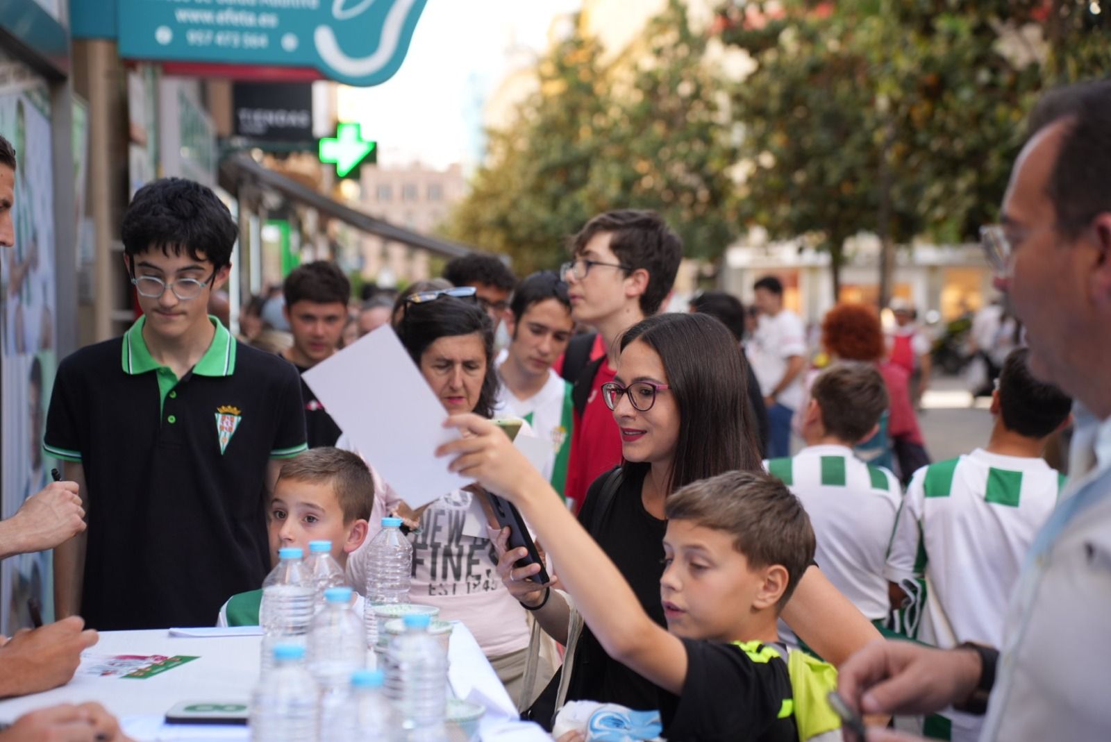 La firma de autógrafos del Córdoba CF en Cruz Conde, en imágenes