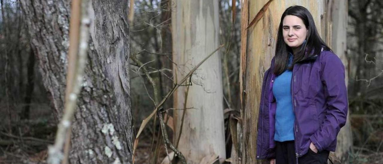 Estela Taboada García posa en uno de los bosques de la parroquia lalinense de Prado. // Bernabé/Javier Lalín