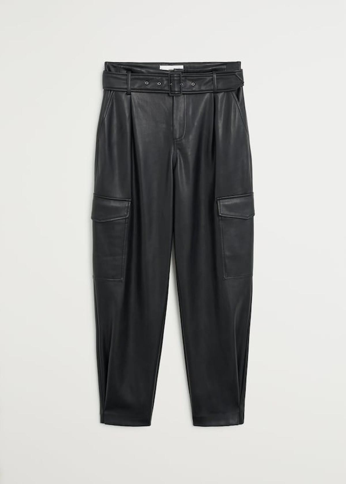 Pantalón de cuero negro, de Mango