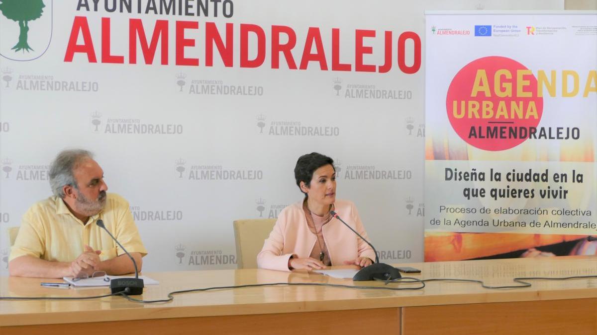 Raquel del Puerto, a la derecha, presentó el plan de Agenda Urbana