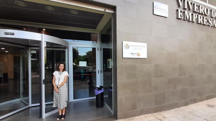 La directora territorial de Innovación, Sara Prades, en la puerta de la sede del organismo autonómico, en el edificio del Vivero de Empresas I de Vila-real.
