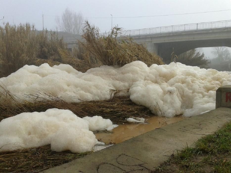 Escuma contaminant al riu Calders