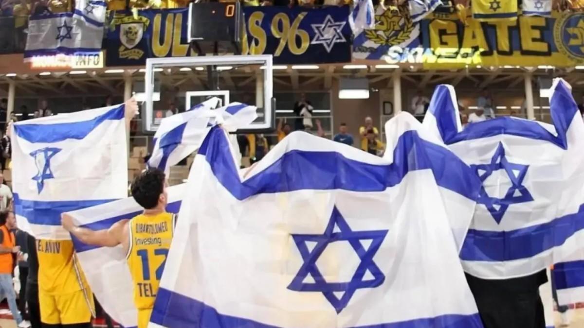 Jugadores del Maccabi Tel Aviv, celebrando con la afición.