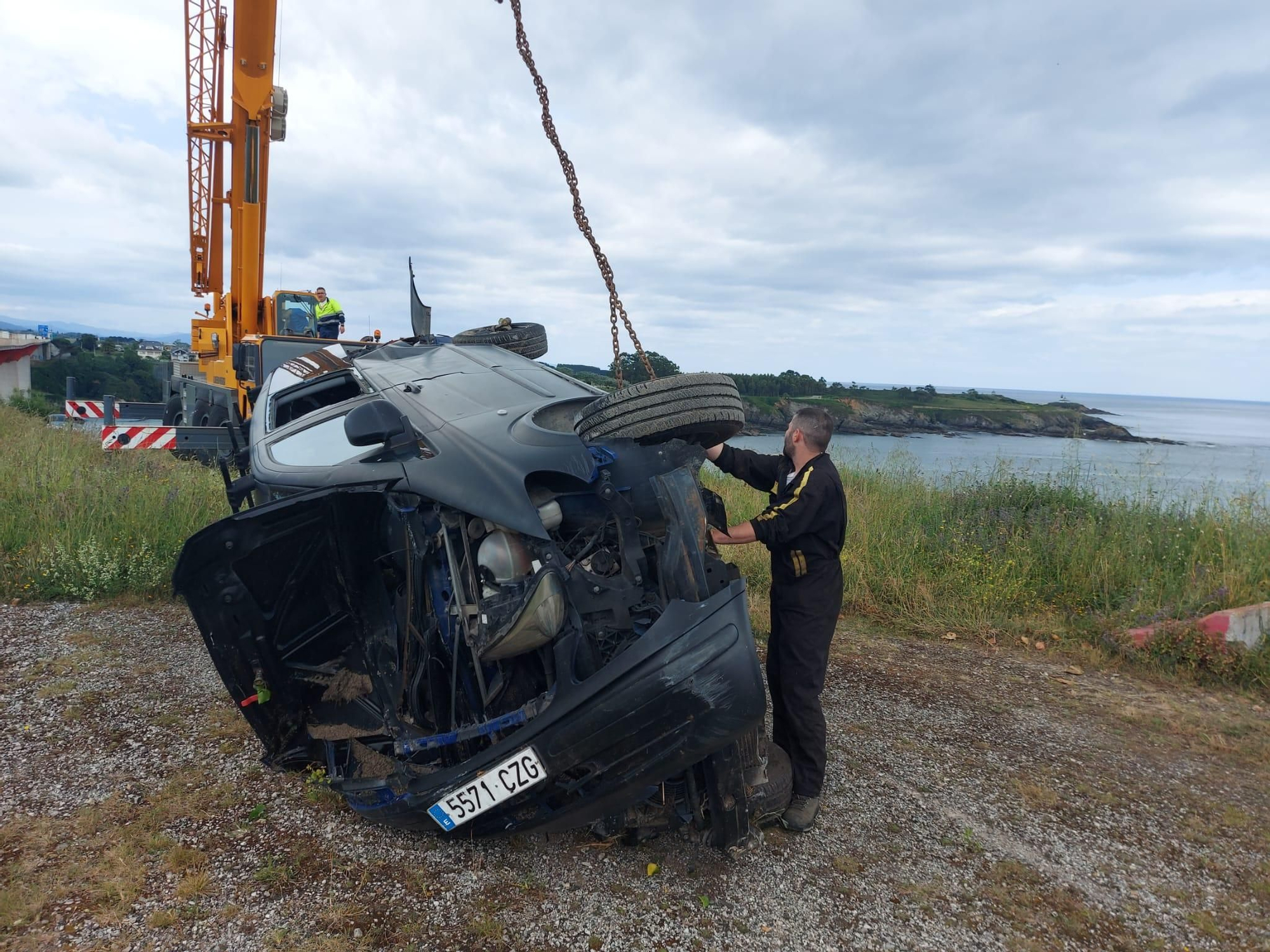 En imágenes: Así fue el rescate del coche que cayó a la ría del Eo por un despiste del conductor