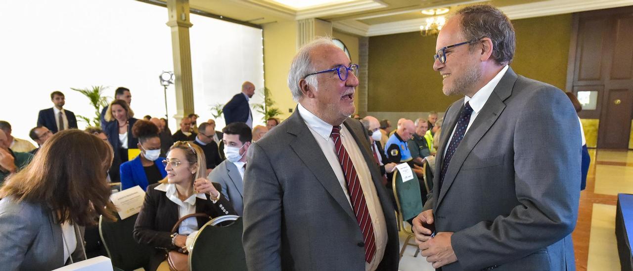 El director de la DGT, Pere Navarro, junto al concejal de Movilidad, José Eduardo Ramírez.