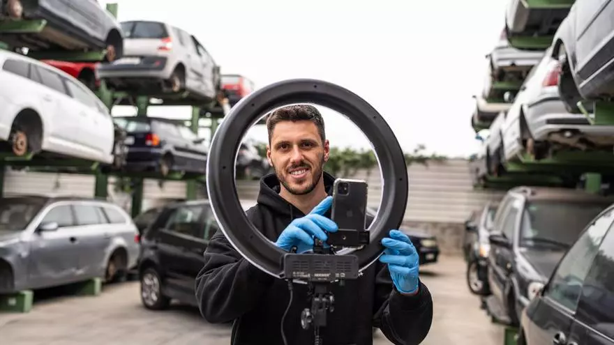 El tiktoker que conciencia sobre el reciclaje desde el desguace