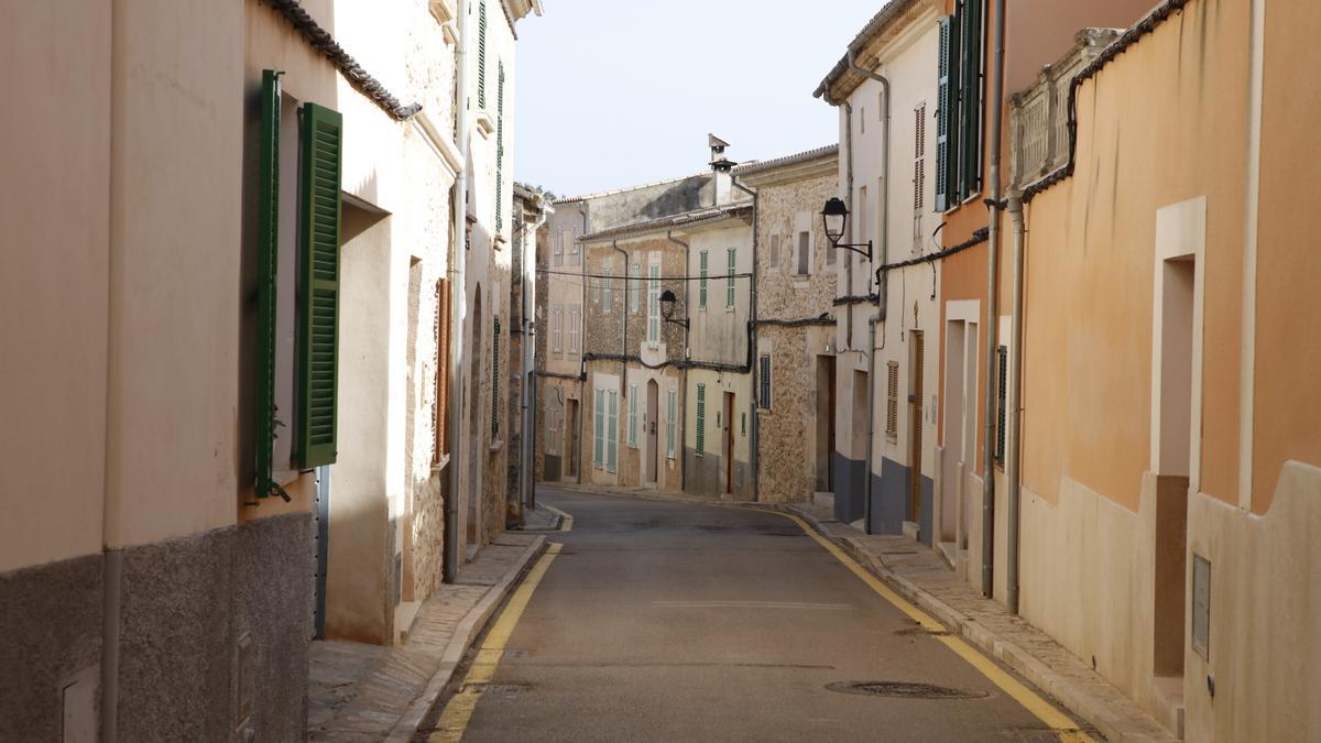 Wohnraum für Einheimische oder Ferienhäuser? Eine Straße in einem mallorquinischen Dorf.