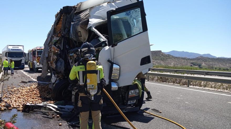 Dos hombres heridos al chocar los camiones que conducían en Cieza