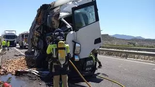 Dos hombres heridos al chocar los camiones que conducían en Cieza