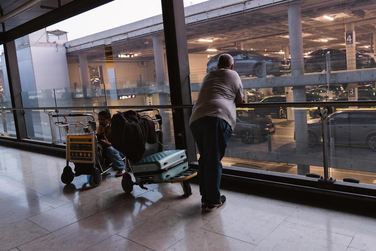 La presencia de personas sin hogar en Aeropuerto Adolfo Suárez Madrid-Barajas ha desencadenado en un refuerzo del equipo de seguridad en las instalaciones.