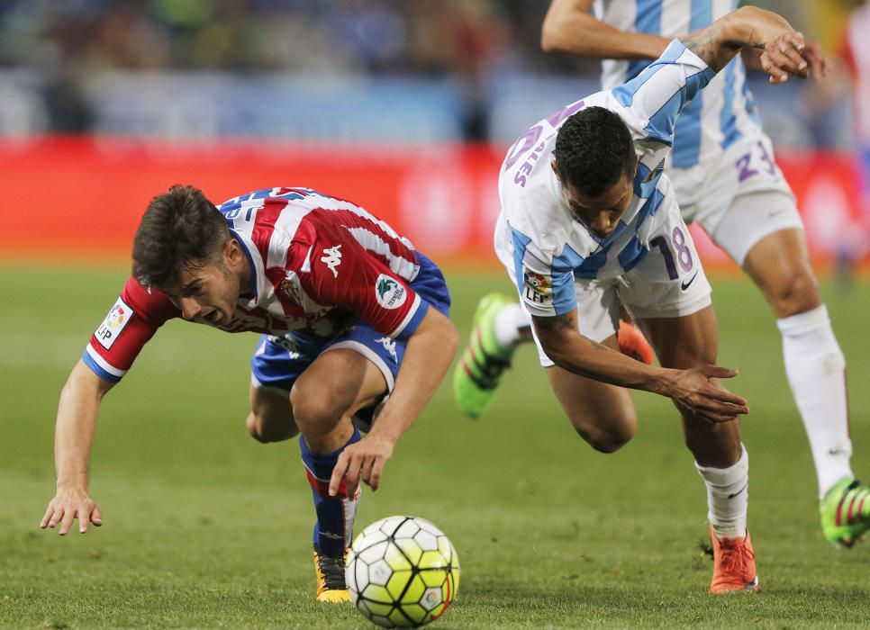 El Sporting pierde ante el Málaga y se complica la permanencia