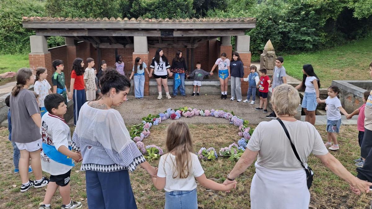 El alumnado del Marcos del Torniello tras el enrame de la fuente Santos en plena danza prima.