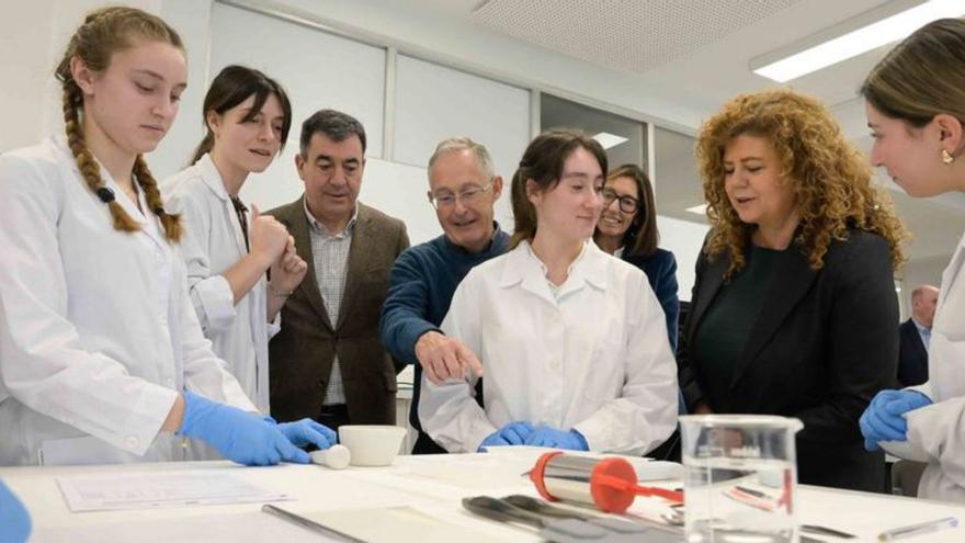 Ángel Carracedo, durante su visita al centro de FP Ánxel Casal. | LOC