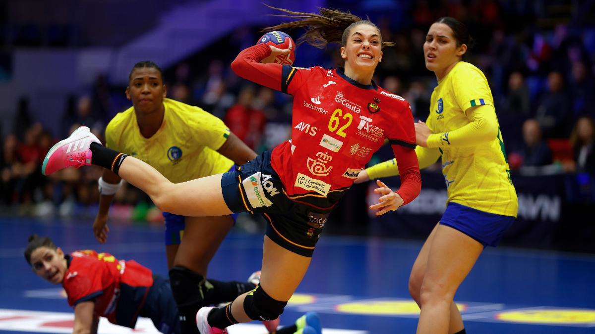 España ganó con sufrimiento a Brasil