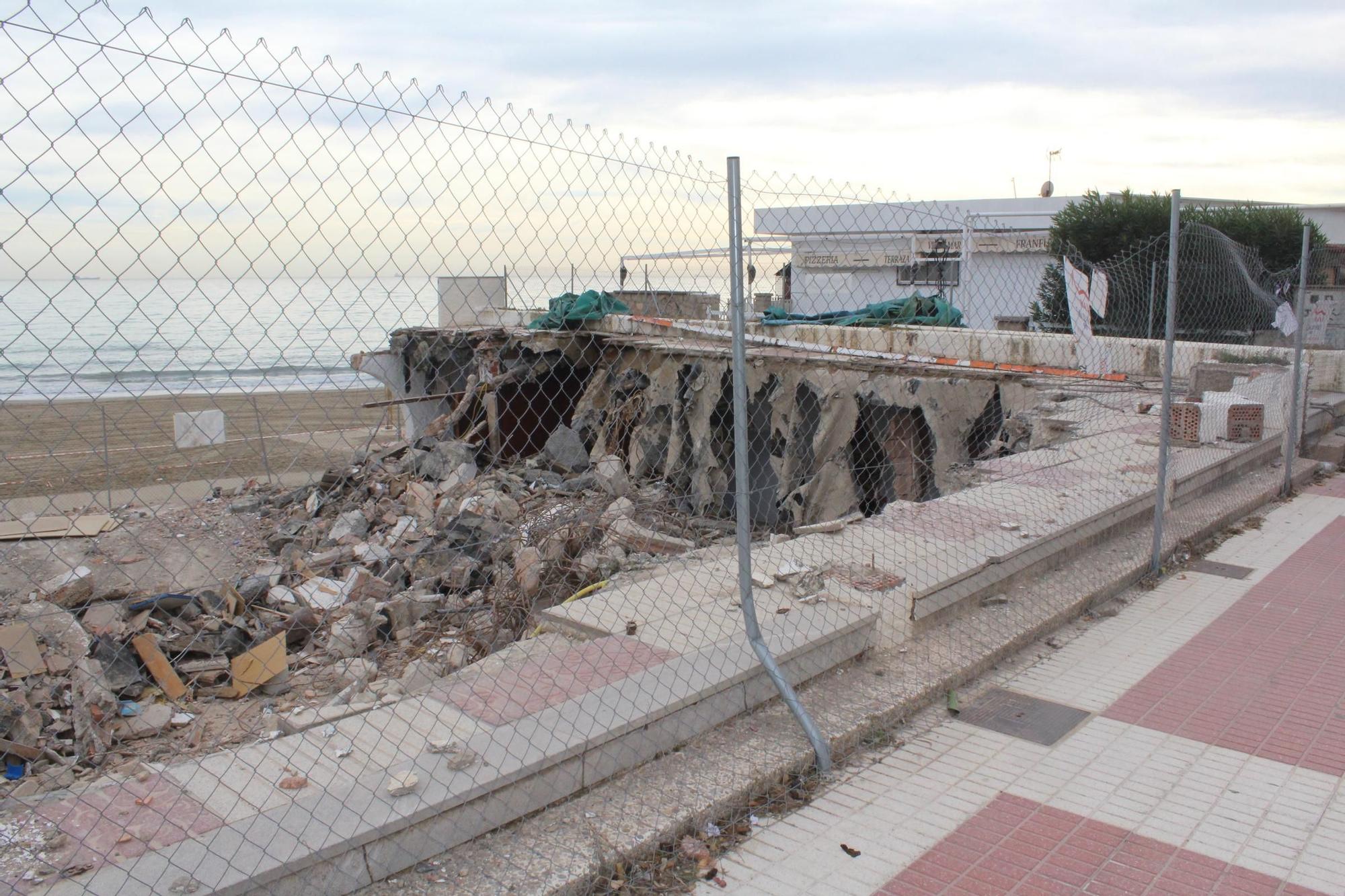 Las fotos de la 'desaparición' del Eurosol en Benicàssim: ya lo han derrumbado del todo
