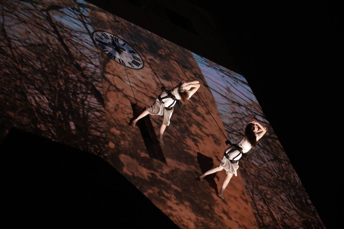 La danza vertical del Arco Atlántico de Gijón conquista Cimavilla (en imágenes)