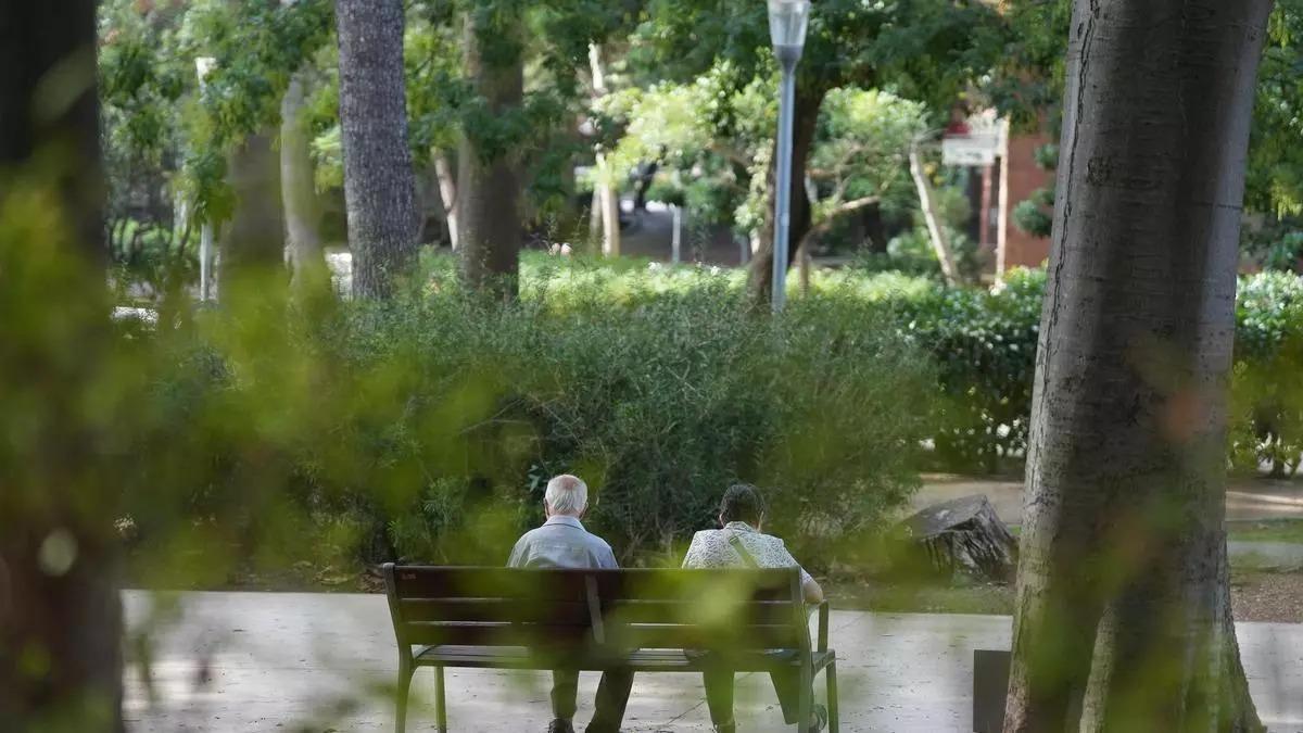 Dues persones grans descansen en un parc.