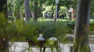 Dos personas mayores descansan en un parque