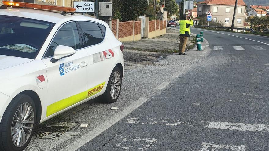 Técnico de Estradas, ayer, analizando el paso de peatones del último atropello. | G.N.