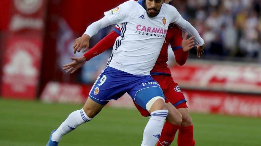 Borja Iglesias conduce el balón durante el partido de ayer. // Efe