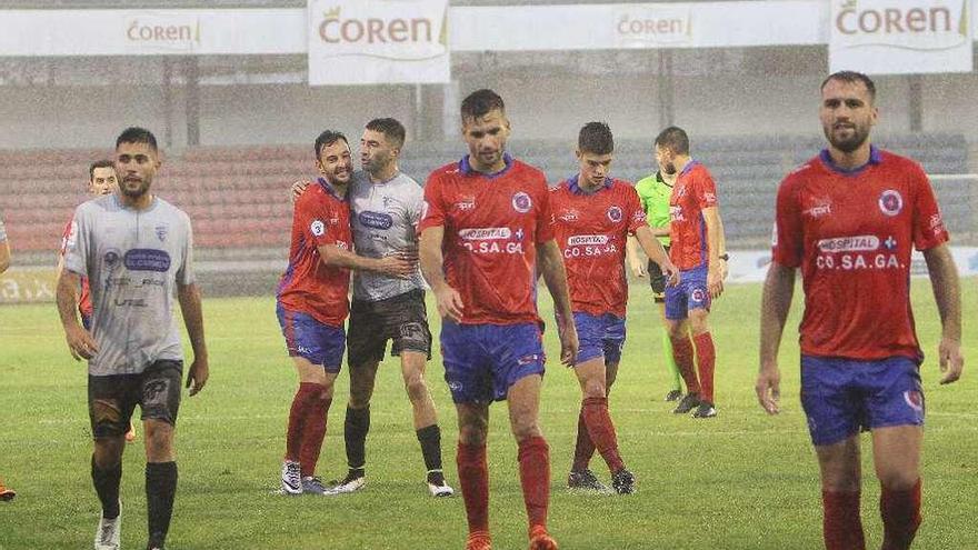 Los jugadores del Ourense CF y Unión Deportiva Ourense se saludan. // Iñaki Osorio