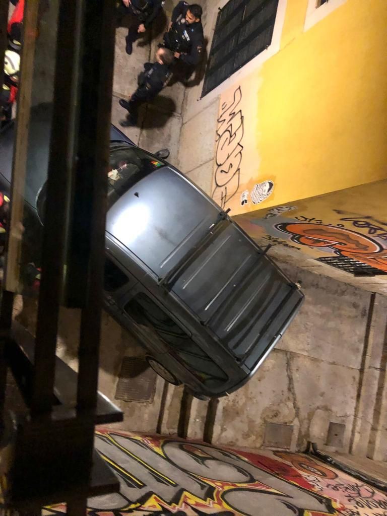 FOTOS | Intenta bajar con su coche por las escaleras de la plaza Major de Palma