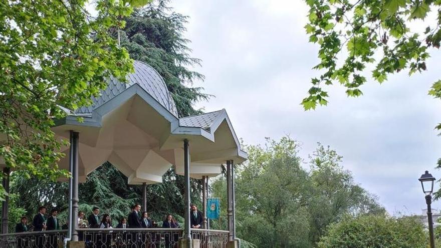 El Concierto de Primavera de la Banda de Música de Avilés estrena al nuevo director en el parque de Ferrera entre Piratas del Caribe, Cinema Paradiso y pasodobles
