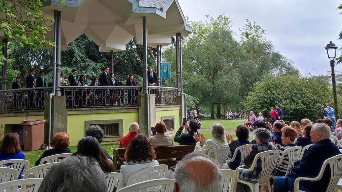 Público en el Concierto de Primavera de la Banda de Música de Avilés en el quiosco del parque de Ferrera en una imagen de archivo.