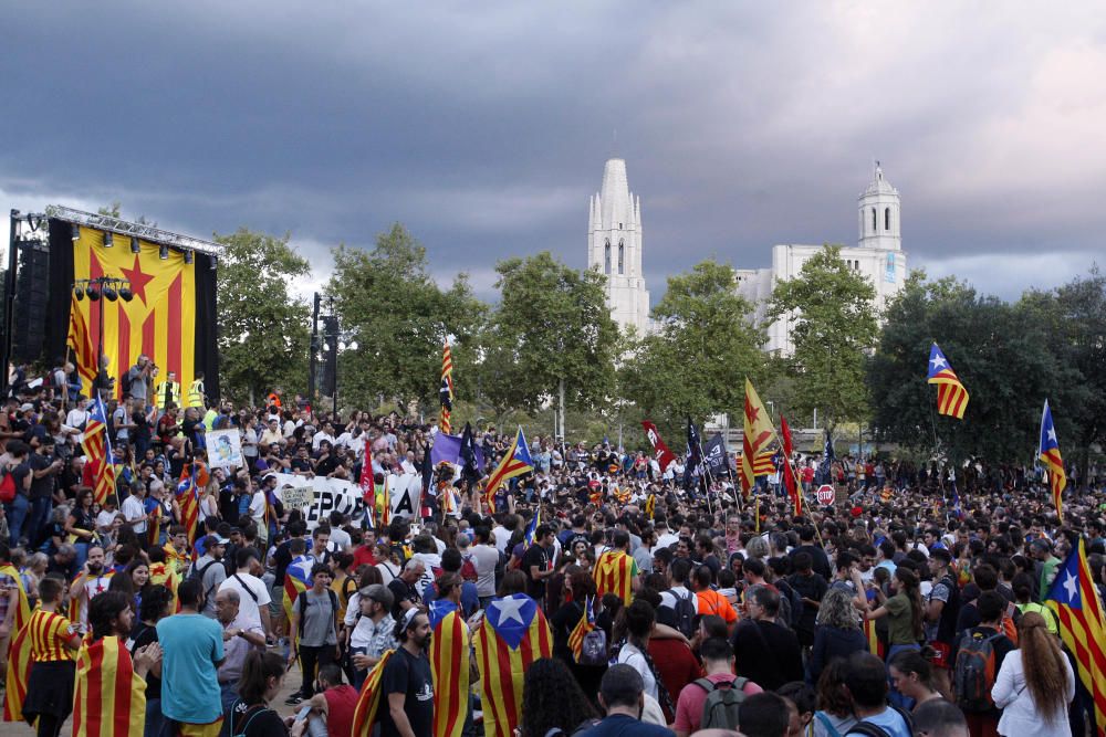 Manifestació històrica a Girona per rebutjar la violència policial l'1-O