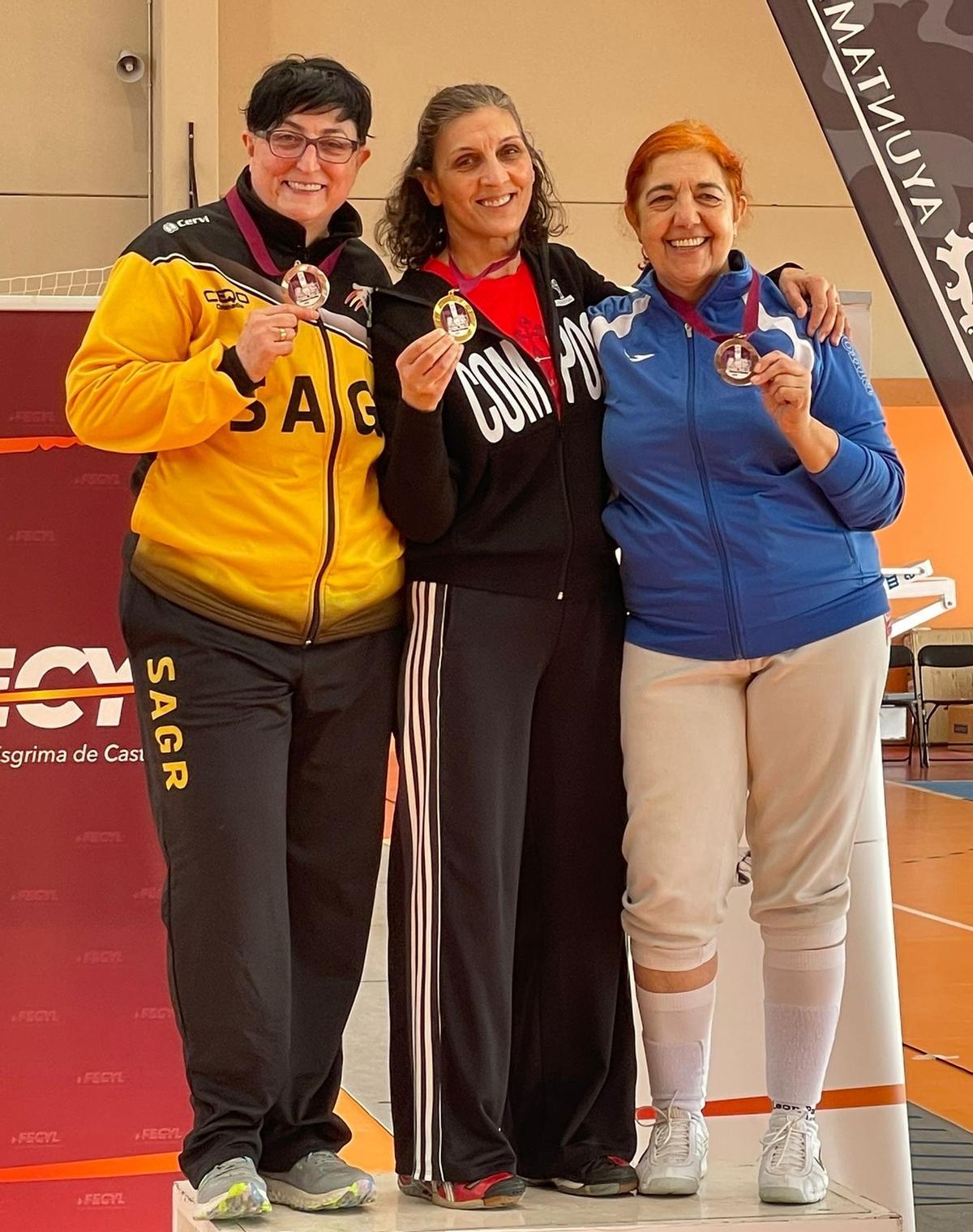 Araceli Bugallo, en el centro, celebra su medalla de oro en León.