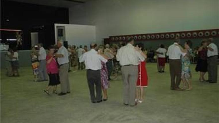 Homenajean a los jubilados con merienda y baile