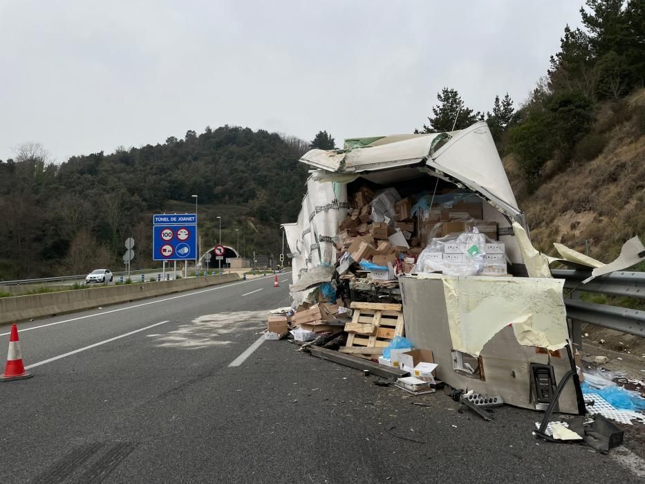 Un dels camions implicats en l'accident, encara esperant ser retirat