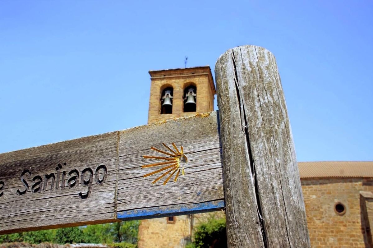Cartel que indica el Camino de Santiago en Martes