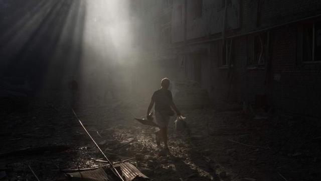 Cases destruïdes a Kíiv després d’un bombardeig rus, ahir. | ROMAN PILIPEY / AFP