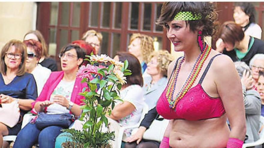 Un momento del desfile de lencería y ropa de baño organizado por la AECC. |