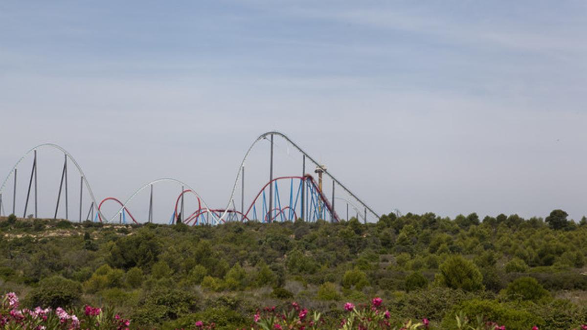 Terrenos donde se construirá Barcelona World, con Port Aventura al fondo.