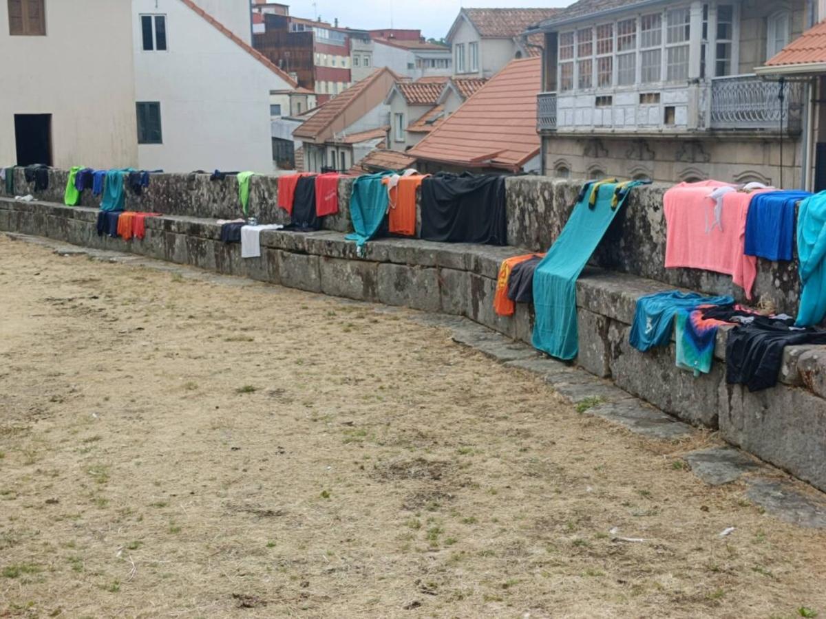 La ropa al sol junto a la iglesia de Santiago.