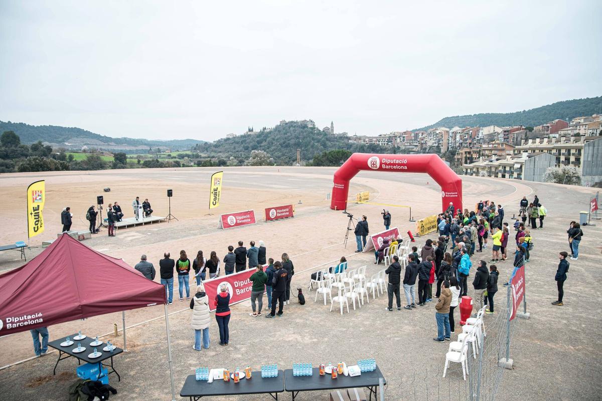 Imatges de la inauguració de la nova pista d'atletisme de Puig-reig