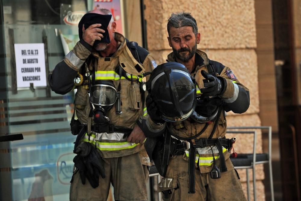 Los bomberos de Murcia, luchando contra el fuego c