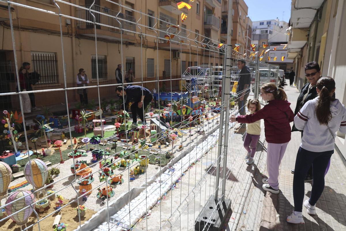 Ornamentación de calle de la Falla La Victòria.