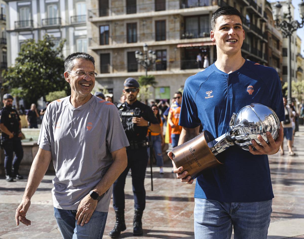 Pedro Martínez y Jaime Pradilla, en las celebraciones de la Liga Endesa, ya en València.